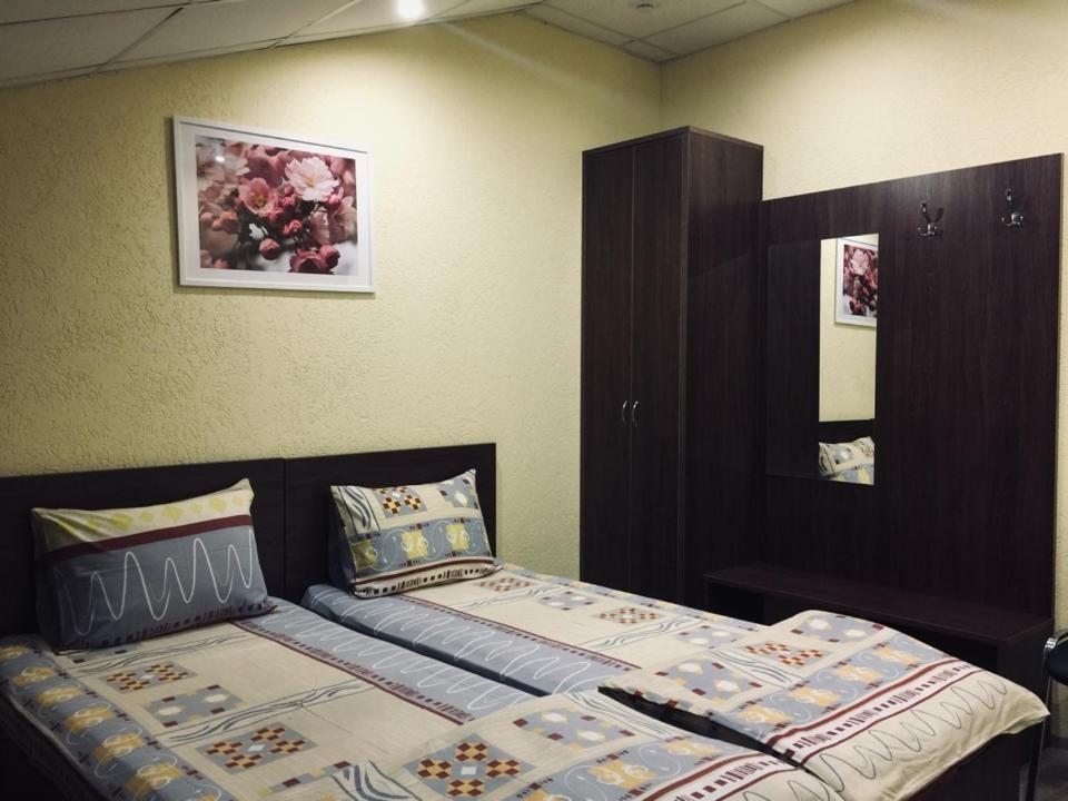 Двухместный (Двухместный номер Делюкс с 1 кроватью и дополнительной кроватью) хостела Тайм хостел центр, Самара