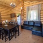 Восьмиместный (Коттедж с сауной и 3 спальнями), База отдыха Пикник