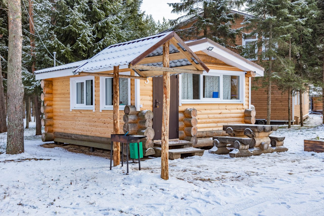 У коттеджа расположена своя мангальная зона.