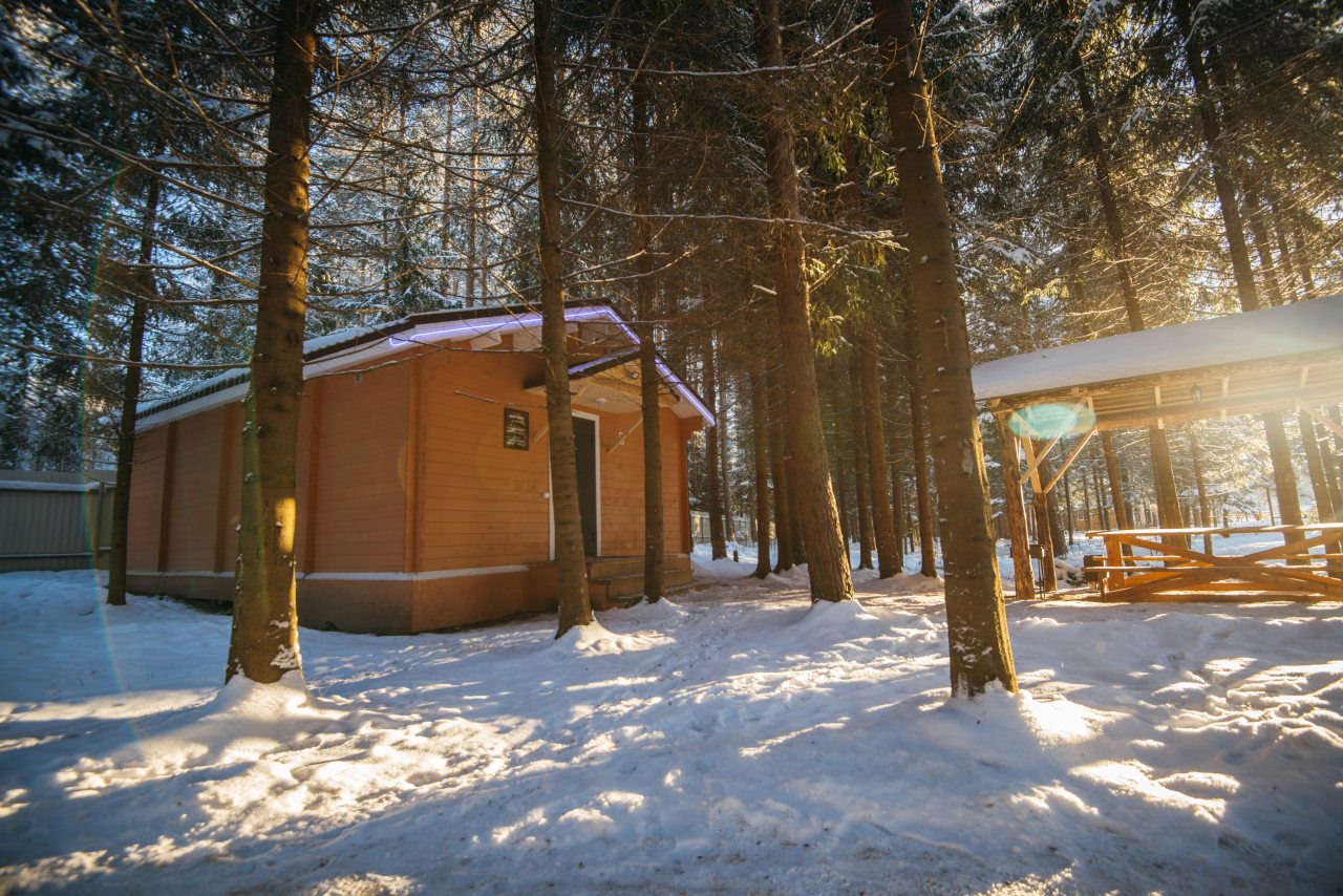 Коттедж (С тремя спальнями (шестиместный)), База отдыха Пикник