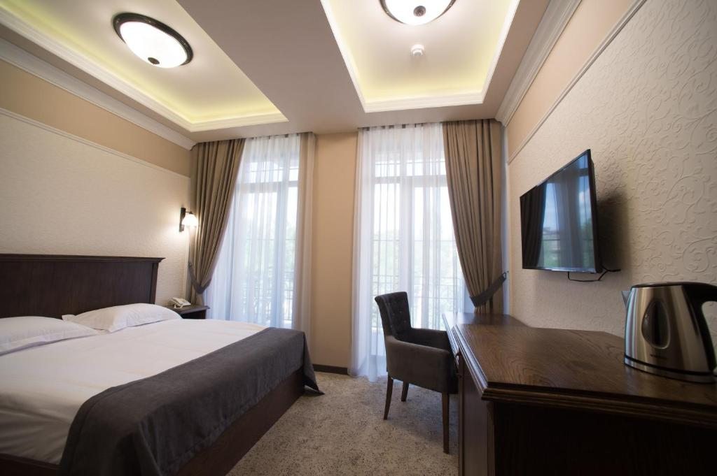 Двухместный (Двухместный номер Делюкс с 1 кроватью и балконом) отеля Бульвар, Ереван