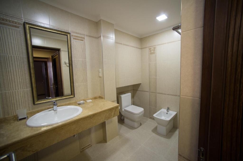Двухместный (Двухместный номер Делюкс с 1 кроватью или 2 отдельными кроватями, вид на город) отеля Бульвар, Ереван