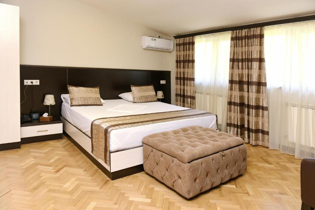 Двухместный (Двухместный номер Делюкс с 1 кроватью (для 2 взрослых и 1 ребенка)) отеля Ереван