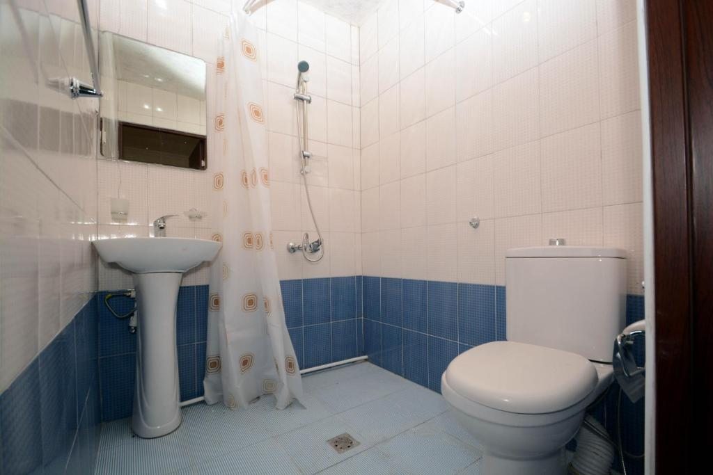Двухместный (Двухместный номер с 2 отдельными кроватями и общим туалетом) гостевого дома Бонжур, Ереван