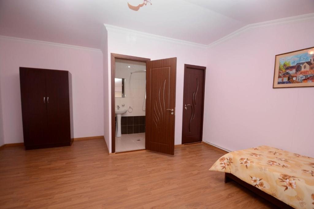 Двухместный (Двухместный номер с 2 отдельными кроватями и душем) гостевого дома Бонжур, Ереван