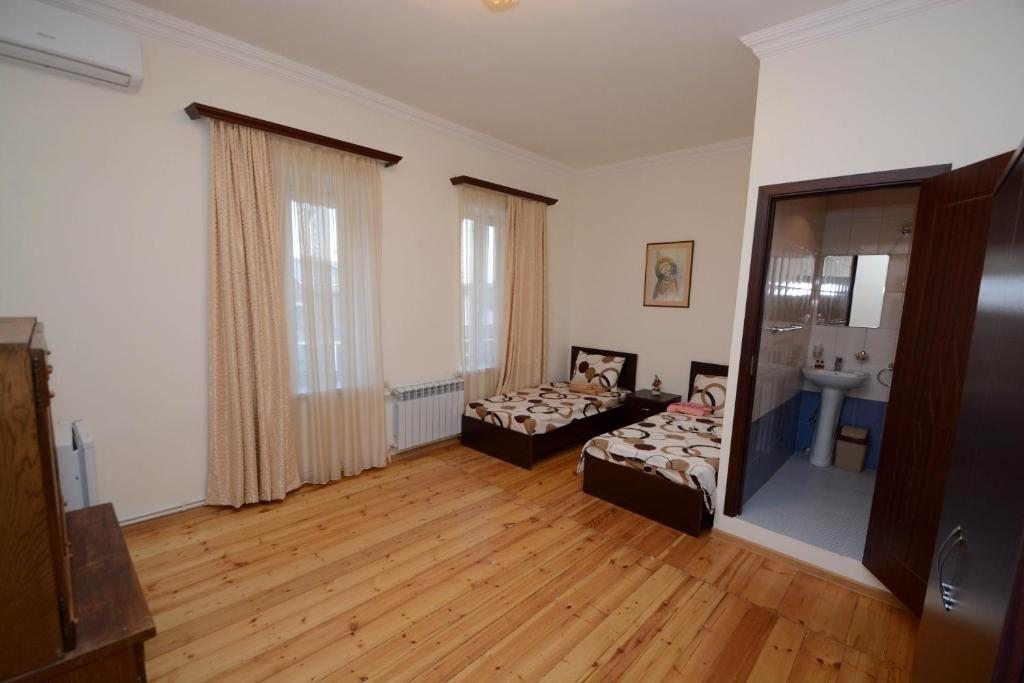 Двухместный (Двухместный номер с 2 отдельными кроватями и ванной комнатой) гостевого дома Бонжур, Ереван