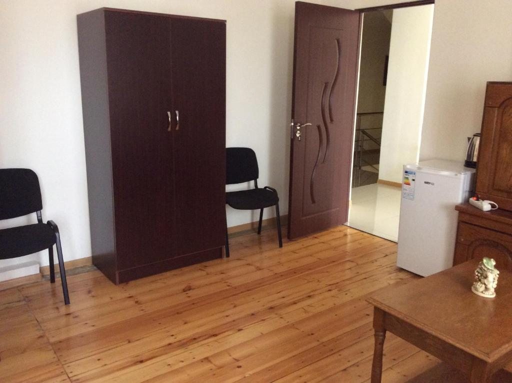 Двухместный (Двухместный номер с 2 отдельными кроватями и общей ванной комнатой) гостевого дома Бонжур, Ереван