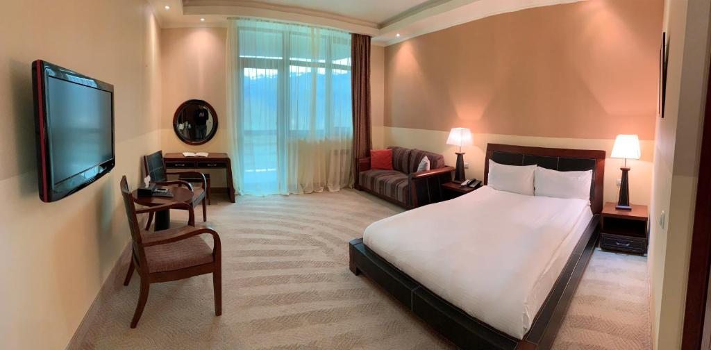 Двухместный (Двухместный номер Делюкс с 1 кроватью и балконом) курортного отеля Dilijan Park Resort & Villas, Дилижан