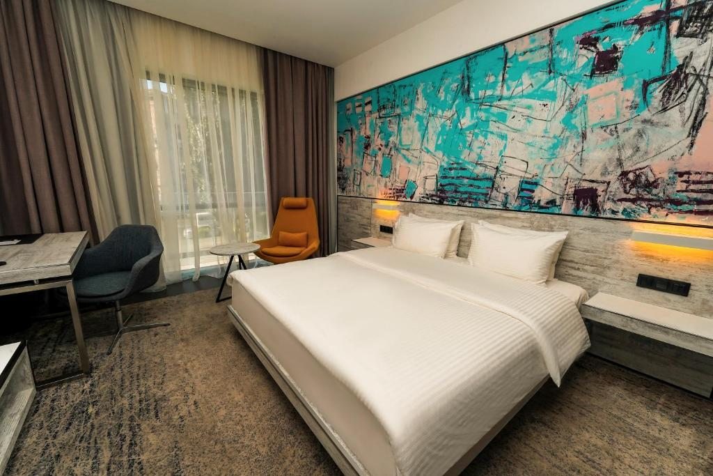 Двухместный (Улучшенный номер с кроватью размера «king-size») отеля Messier 53, Ереван