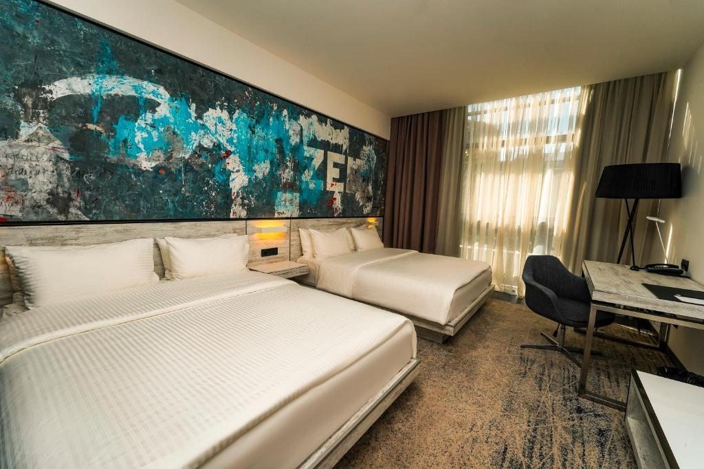 Четырехместный (Улучшенный номер с 2 кроватями размера «queen-size») отеля Messier 53, Ереван