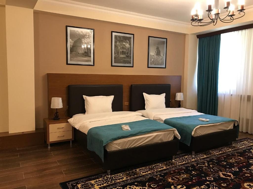 Двухместный (Просторный двухместный номер с 2 отдельными кроватями) отеля Плаза Виктория, Гюмри