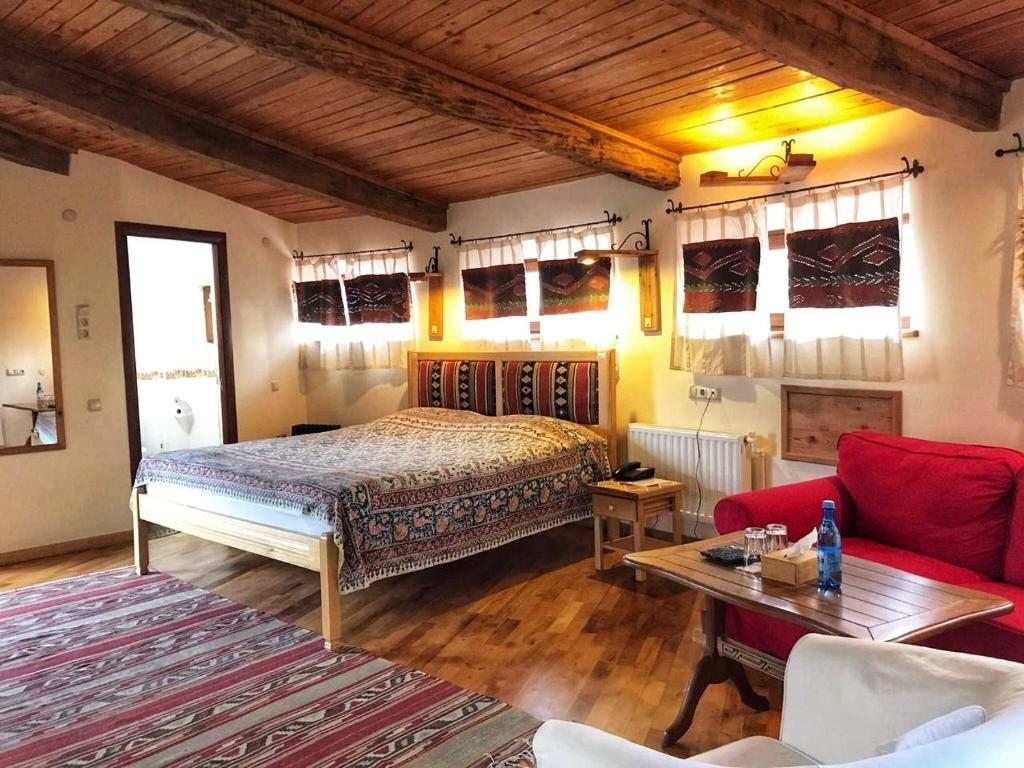 Сьюит (Улучшенный люкс с кроватью размера «king-size») отеля Мирав, Горис