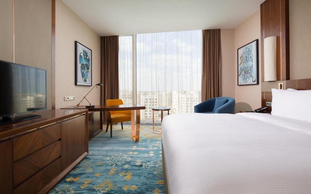 Трехместный (Номер с кроватью размера «king-size») отеля Hilton Astana, Астана