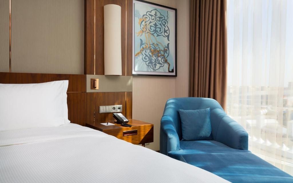 Трехместный (Представительский номер с кроватью размера «king-size») отеля Hilton Astana, Астана