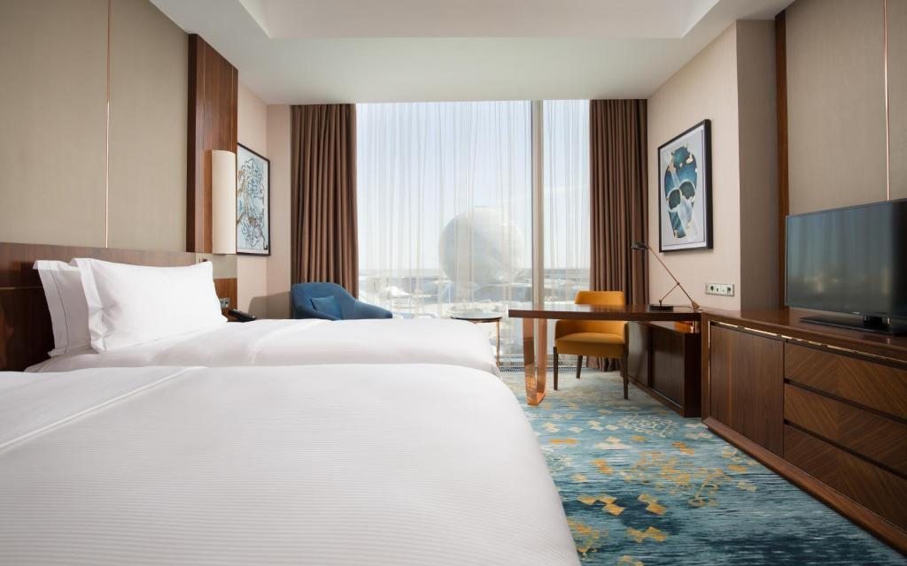 Трехместный (Двухместный номер Делюкс с 2 отдельными кроватями и красивым видом) отеля Hilton Astana, Астана