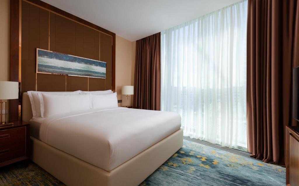 Сьюит (Улучшенный люкс с кроватью размера «king-size») отеля Hilton Astana, Астана