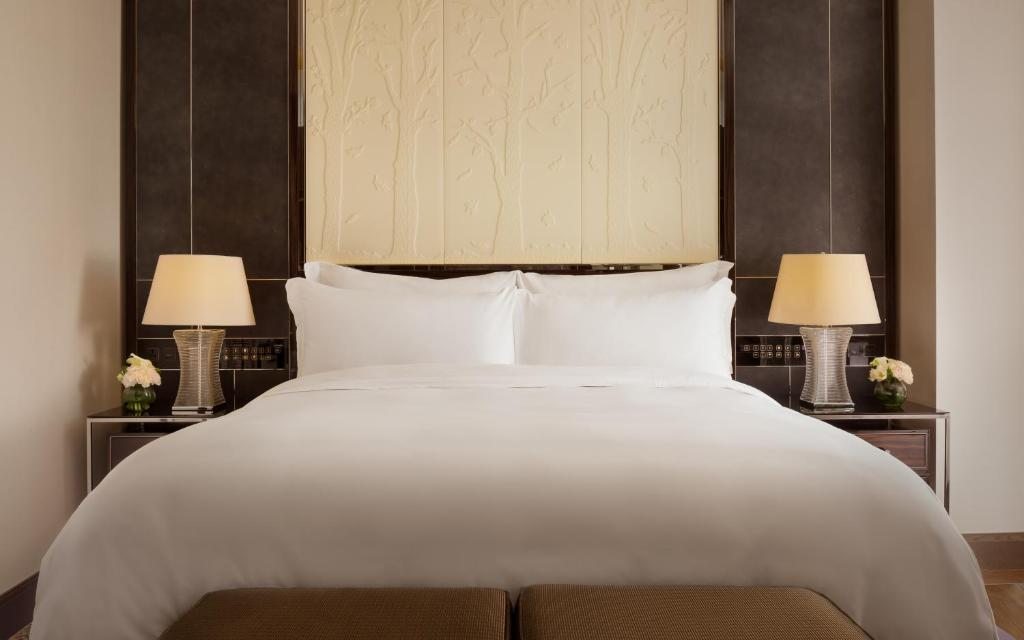 Двухместный (Клубный номер с 1 кроватью размера «king-size» и доступом в клубный лаундж) отеля The Ritz-Carlton, Astana, Астана