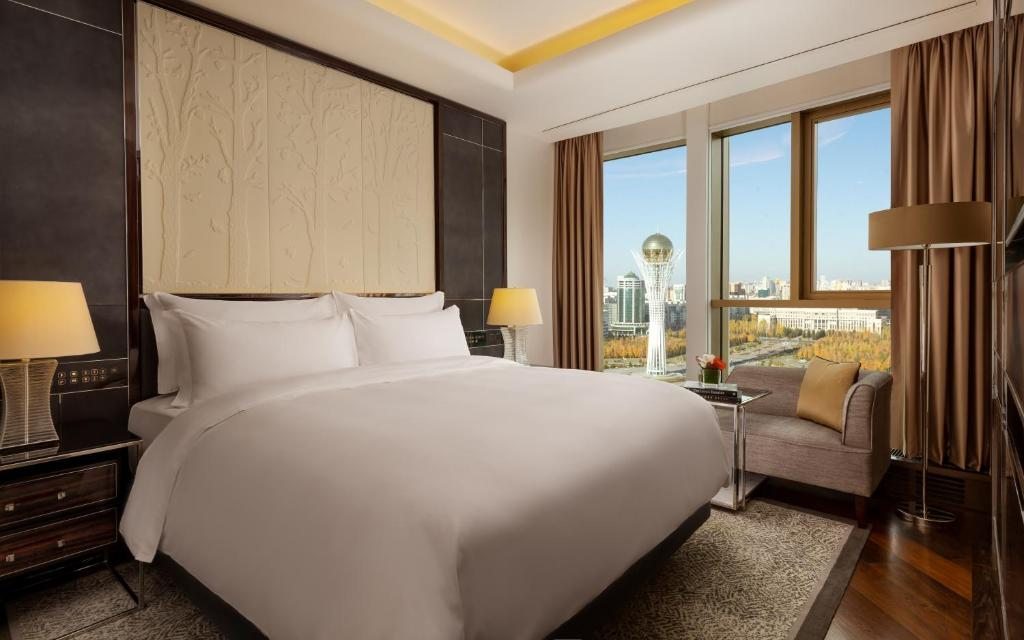 Сьюит (Полулюкс с 1 кроватью размера «king-size» и видом на город) отеля The Ritz-Carlton, Astana, Астана
