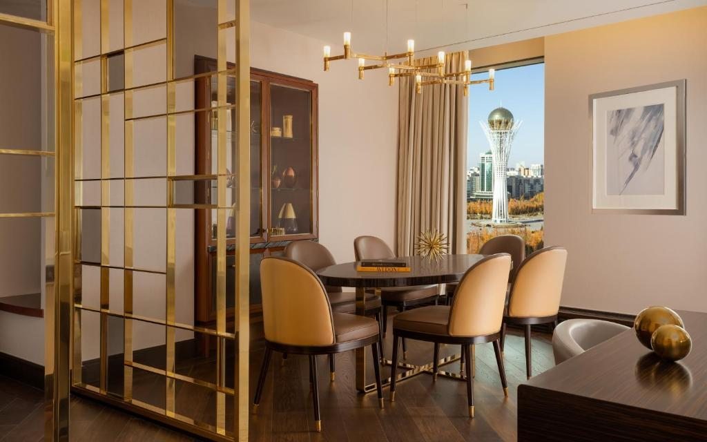 Сьюит (Представительский люкс с 1 кроватью размера «king-size» и доступом в клубный лаундж - Вид на город) отеля The Ritz-Carlton, Astana, Астана