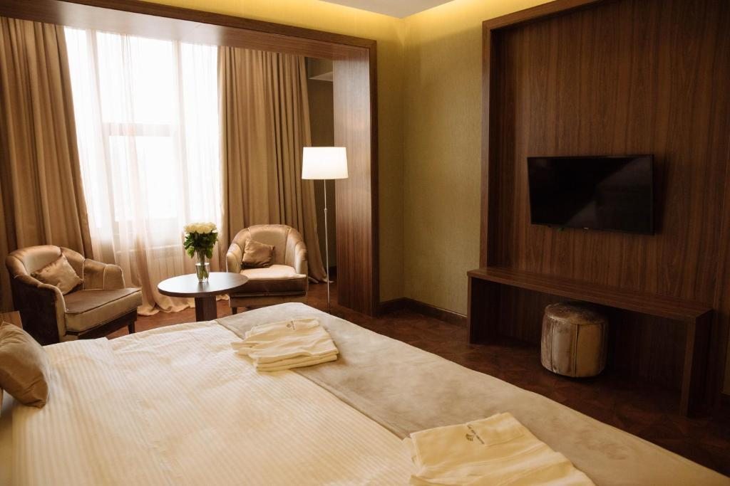 Сьюит (Улучшенный люкс с кроватью размера «king-size») отеля Garden Park Inn, Алматы