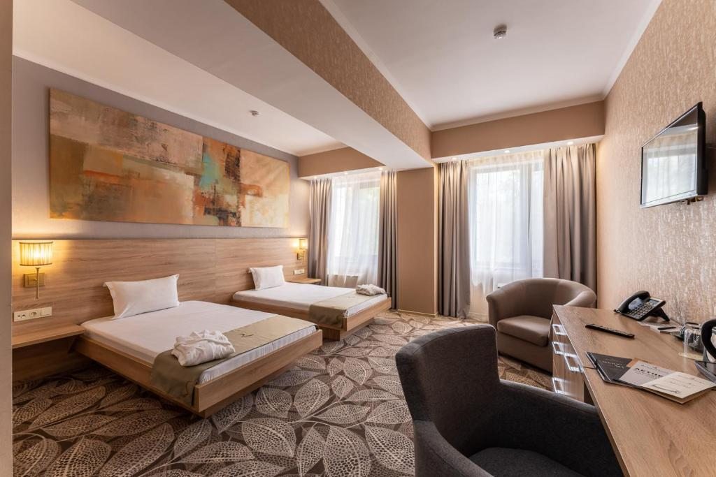 Двухместный (Улучшенный двухместный номер с 2 отдельными кроватями) отеля Renion, Алматы