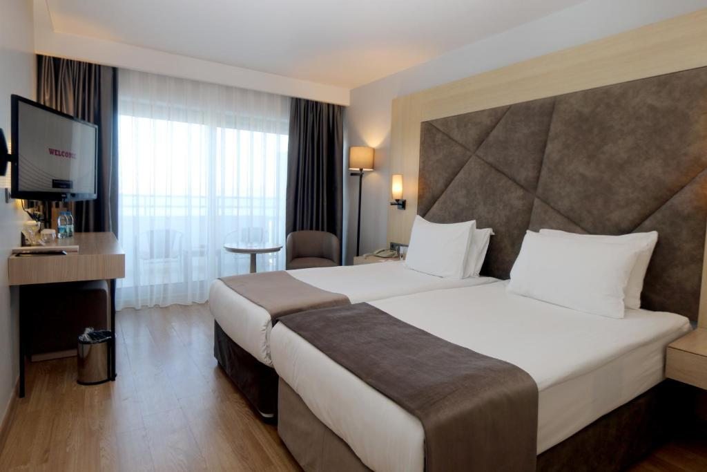 Двухместный (Улучшенный двухместный номер с 1 кроватью и видом на сушу) курортного отеля Altin Yunus, Чешме