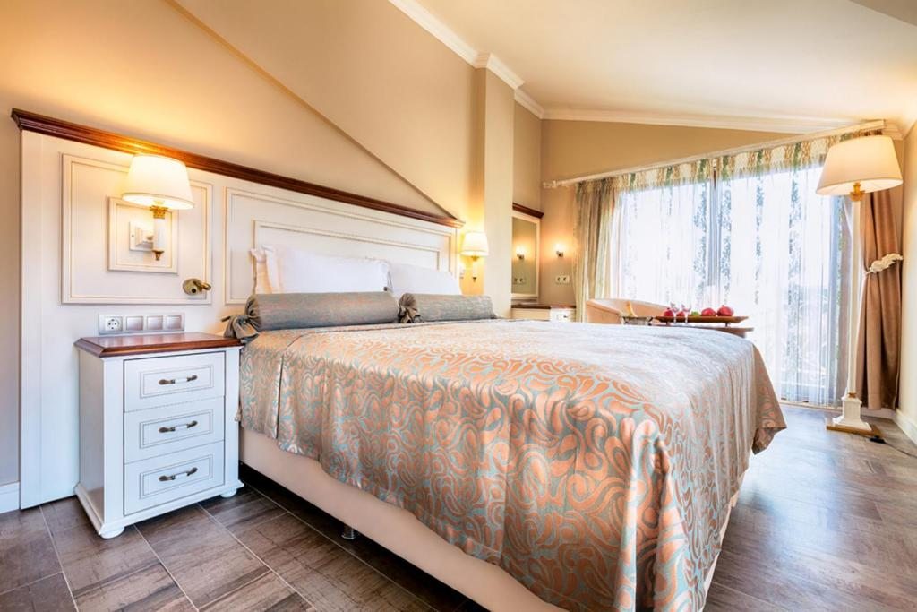 Двухместный (Улучшенный двухместный номер с 1 кроватью и террасой) курортного комплекса Dalyan Resort & Spa, Дальян