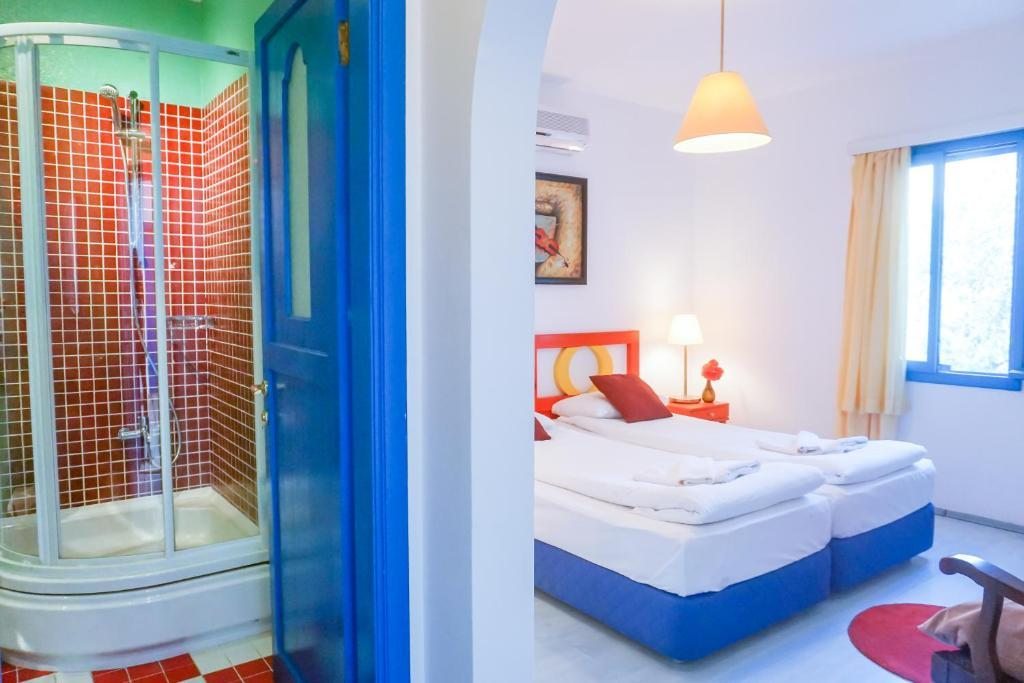 Двухместный (Улучшенный двухместный номер с 2 отдельными кроватями) отеля Boutique Su Hotel - Bodrum, Бодрум