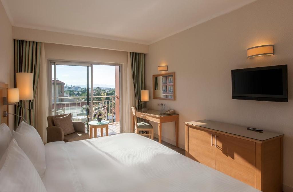 Двухместный (Номер «Премиум» с балконом и частичным видом на море) курортного отеля Radisson Blu Resort & Spa Cesme, Чешме