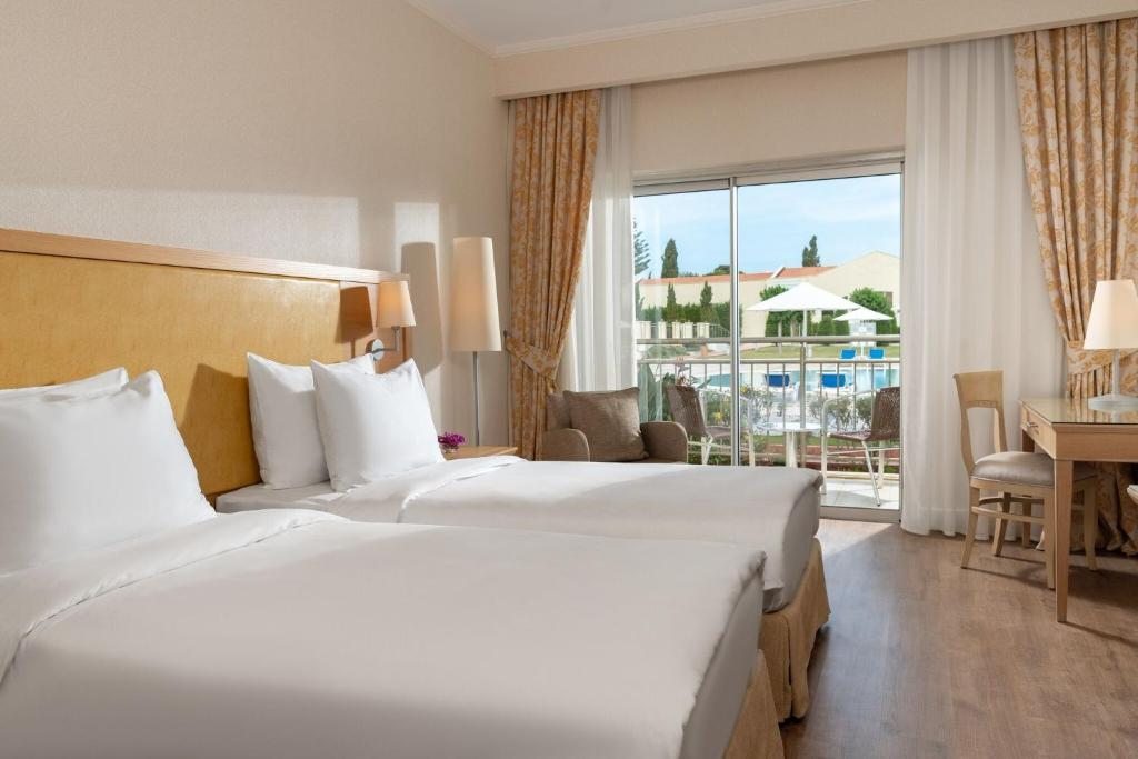 Двухместный (Номер «Премиум» с балконом и видом на бассейн) курортного отеля Radisson Blu Resort & Spa Cesme, Чешме
