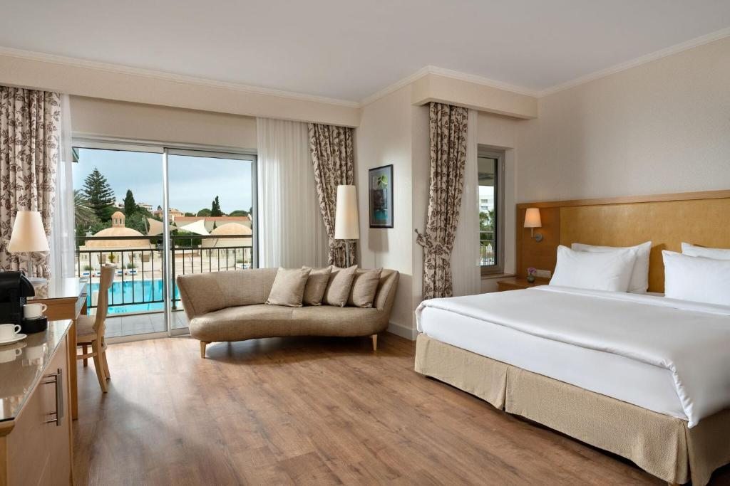 Сьюит (Полулюкс с балконом и видом на бассейн) курортного отеля Radisson Blu Resort & Spa Cesme, Чешме