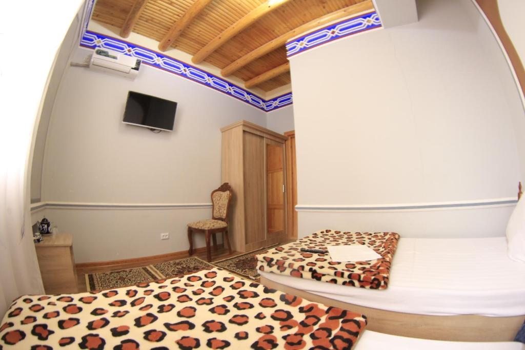 Двухместный (Стандартный двухместный номер с 2 отдельными кроватями и общей ванной комнатой) отеля Nurafshon, Бухара