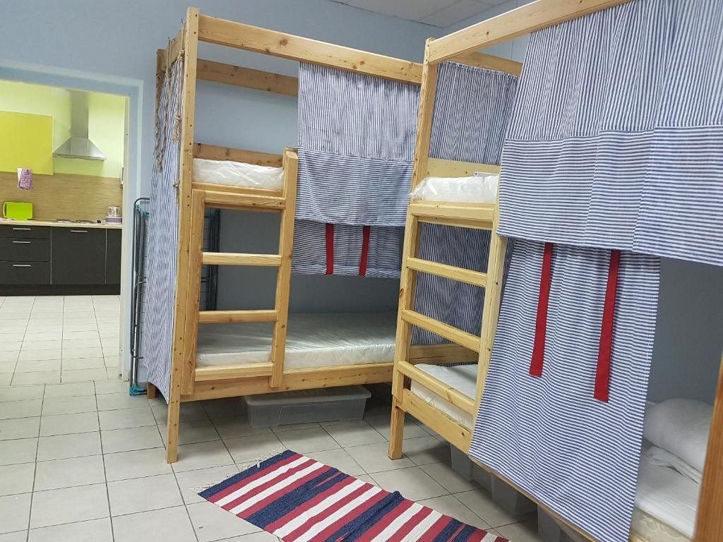 Номер (Спальное место на двухъярусной кровати в общем номере для женщин) хостела Спи Здесь, Красноярск