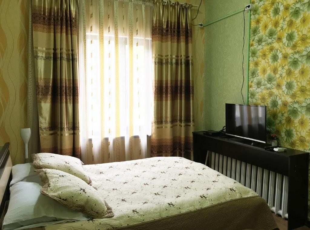 Двухместный (Двухместный номер Делюкс с 1 кроватью (для 2 взрослых и 1 ребенка)) хостела Алматы на Казыбек би