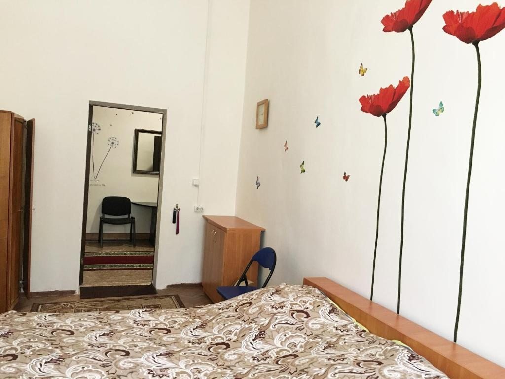 Двухместный (Двухместный номер Делюкс с 1 кроватью (для 2 взрослых и 1 ребенка)) хостела Алматы на Казыбек би