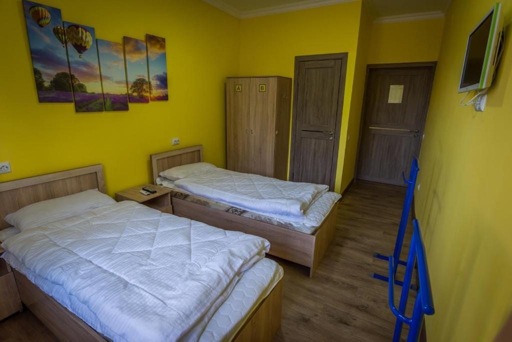 Номер (Кровать в общем номере с 2 кроватями) хостела DA Hostel Almaty, Алматы