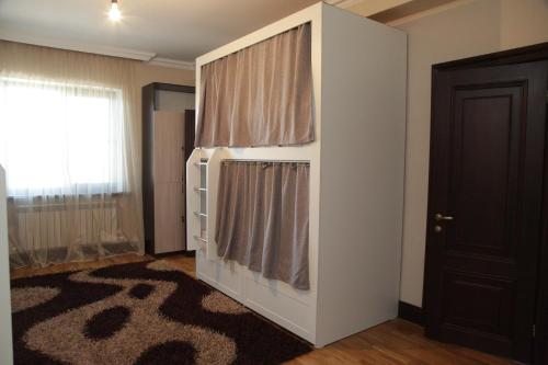 Номер (Кровать в общем 8-местном номере для мужчин) хостела Alatau, Алматы