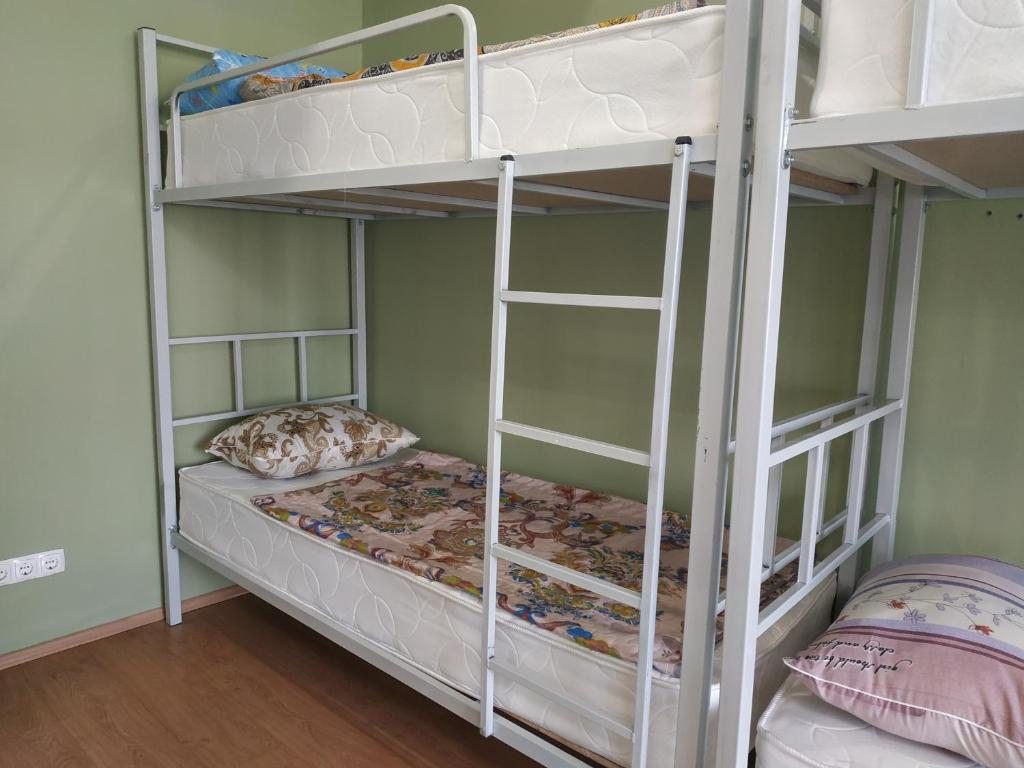 Номер (Кровать в общем номере для мужчин и женщин с 10 кроватями) хостела 64, Алматы