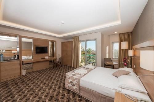 Трехместный (Стандартный трехместный номер с видом на море) отеля Belconti Resort, Белек