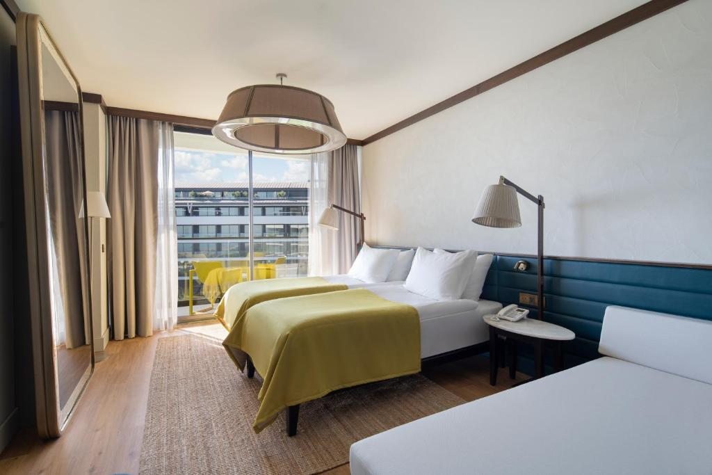 Двухместный (Двухместный номер с 1 кроватью или 2 отдельными кроватями и видом на море (для 2 взрослых и 2 детей)) отеля Voyage Belek Golf & Spa, Белек