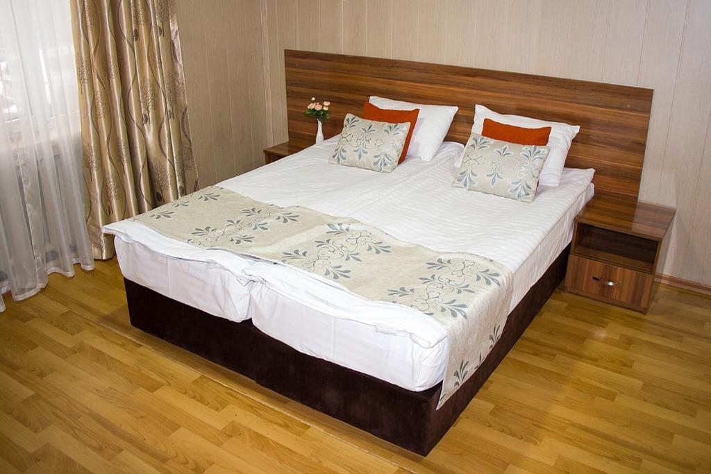Двухместный (Двухместный номер с 1 кроватью или 2 отдельными кроватями, общая ванная комната) отеля Silk Way, Алматы