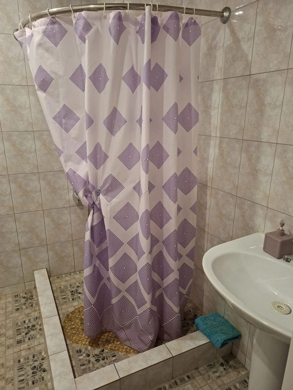 Номер полуэконом с душем и умывальником. Туалет на этаже