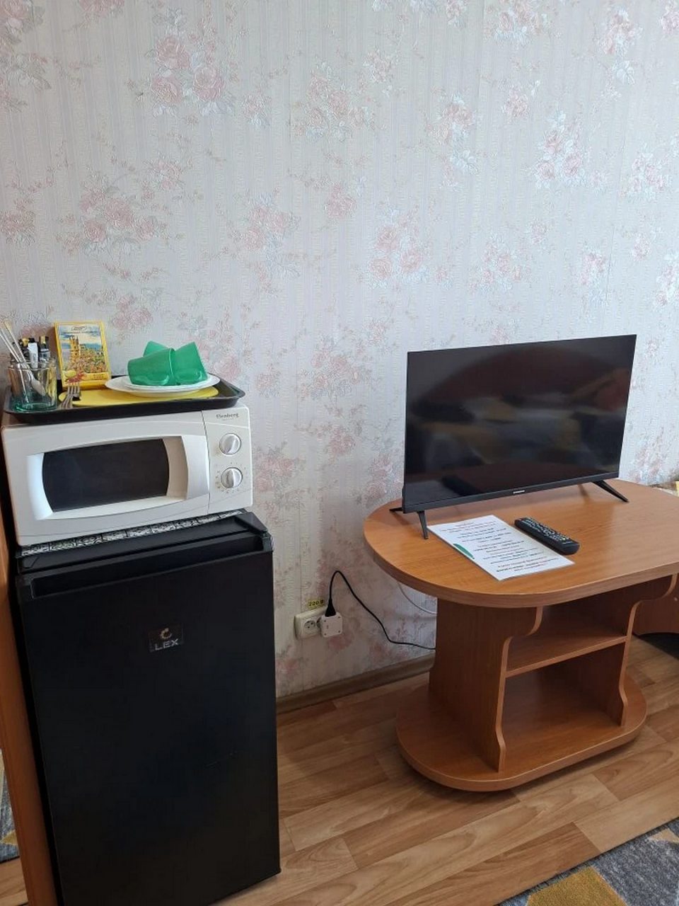 Трехместный номер стандарт. Две раздельные кровати и диван.