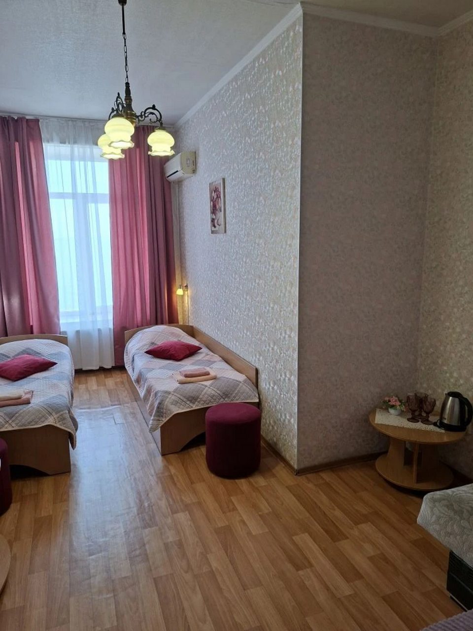 Трехместный номер стандарт. Две раздельные кровати и диван.