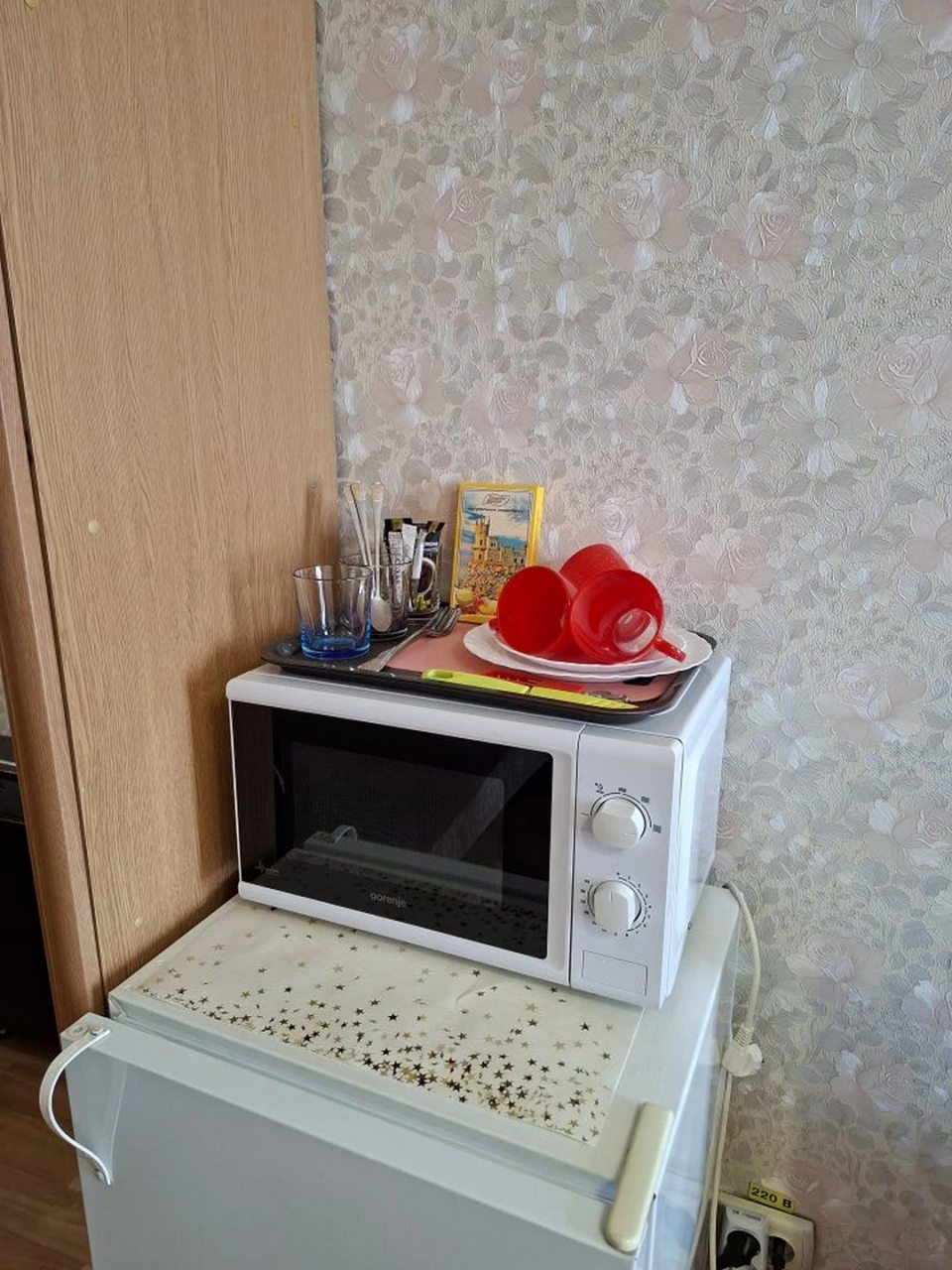 Трехместный номер стандарт. Две раздельные кровати и диван.