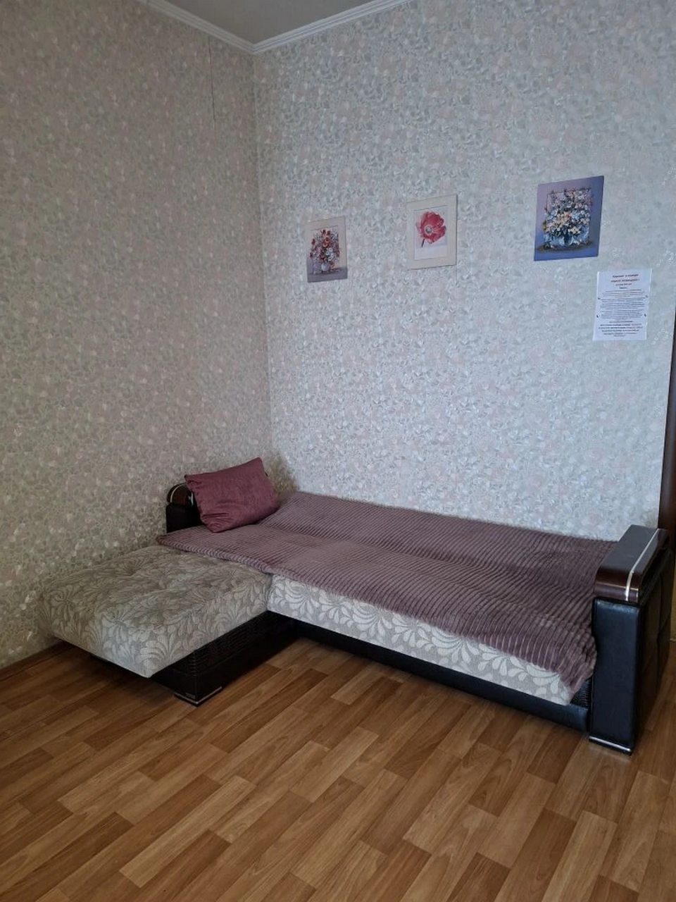 Трехместный номер стандарт. Две раздельные кровати и диван.