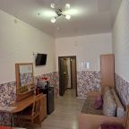 Трехместный номер стандарт. Две раздельные кровати и диван.