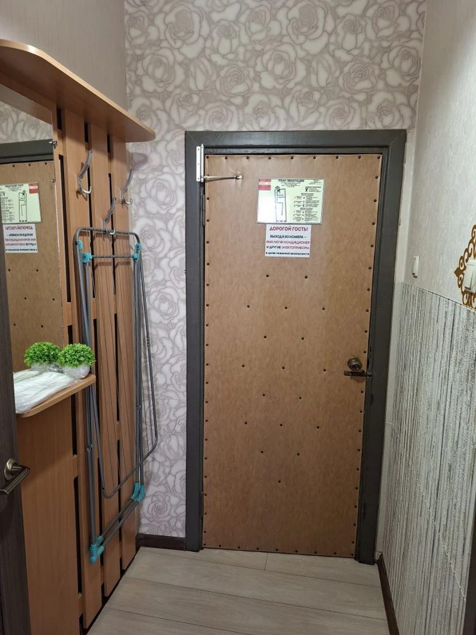 Трехместный номер стандарт. Две раздельные кровати и диван.