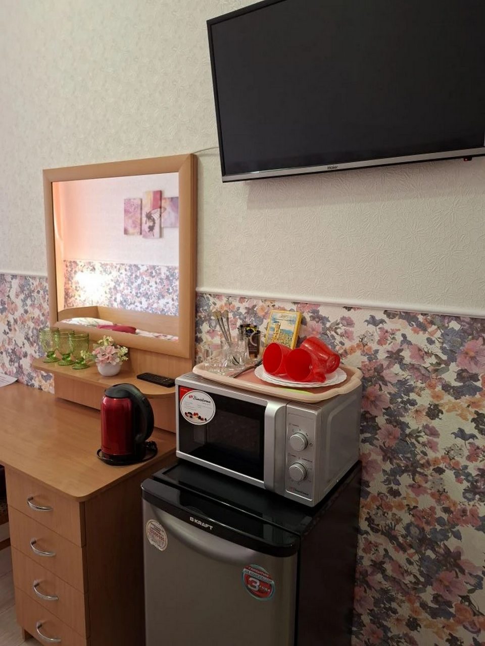 Трехместный номер стандарт. Две раздельные кровати и диван.