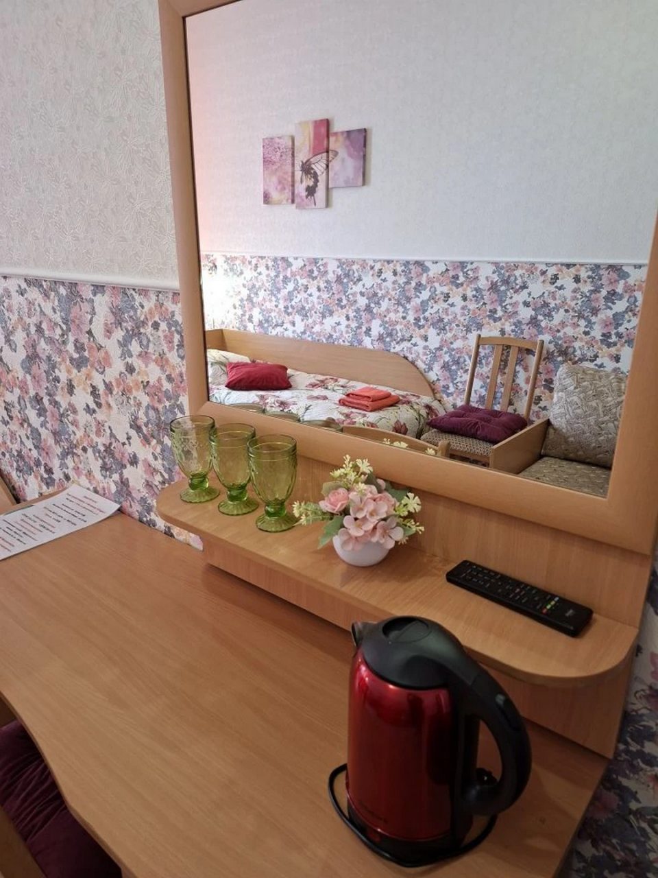 Трехместный номер стандарт. Две раздельные кровати и диван.
